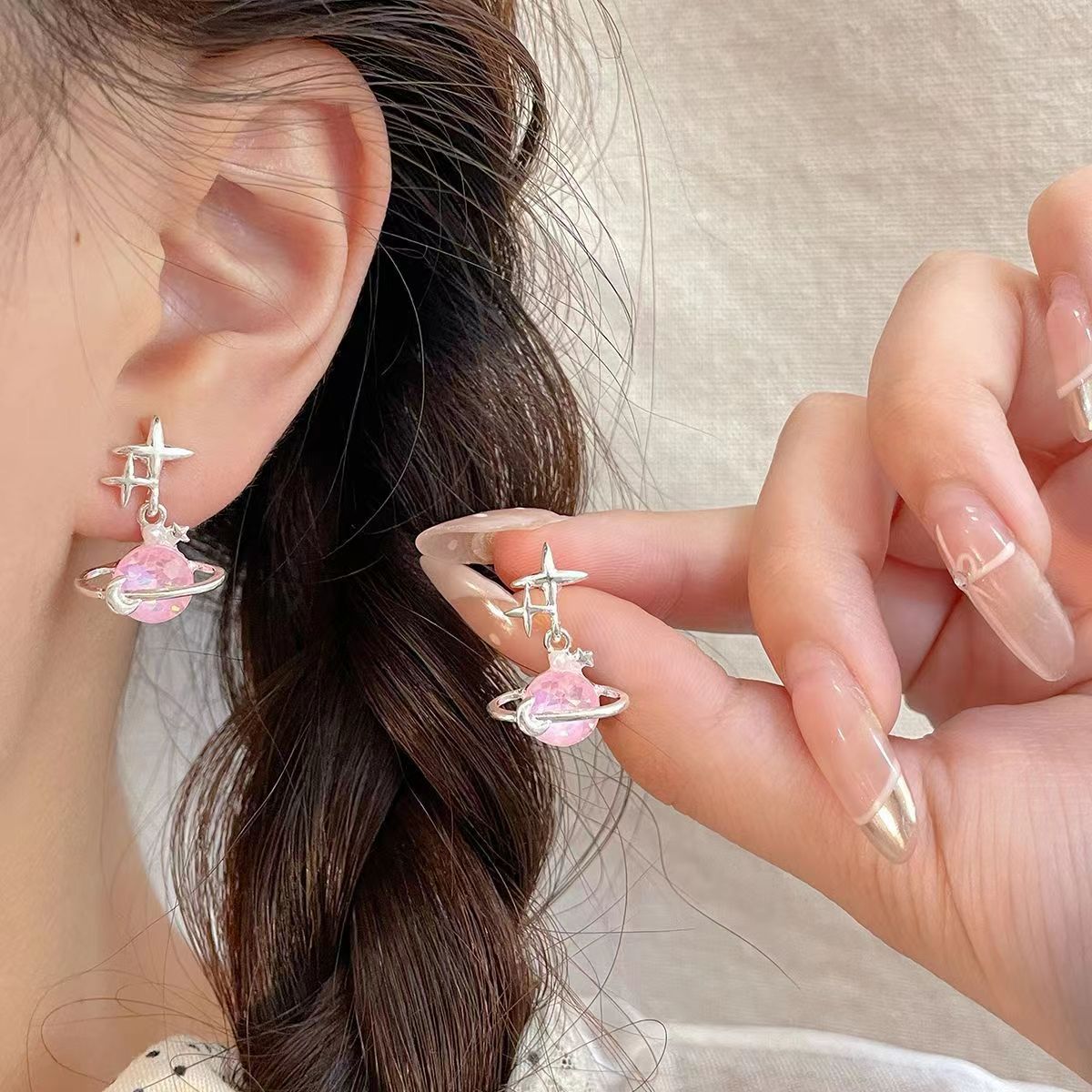 A niche, sweet and cool, stylish pink bow stud earrings for women on Instagram, trendy aurora pink planet earrings, sweet and versatile earrings details Picture