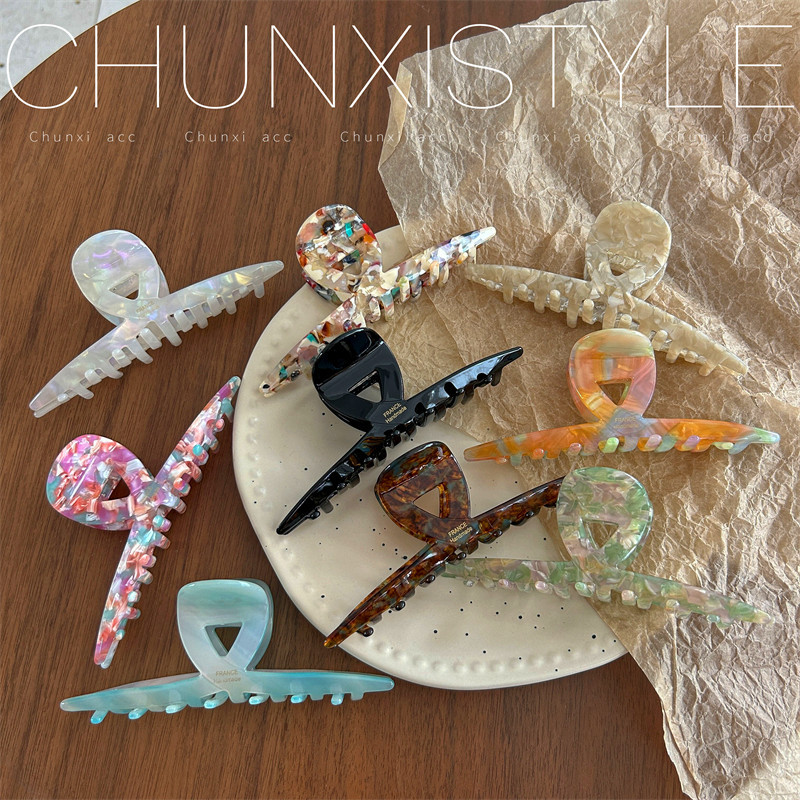 Large size without color clashing! Stylish and patterned acetate hair clips are available for a large amount of hair, and shark hair clips are also suitable for the back of the head details Picture