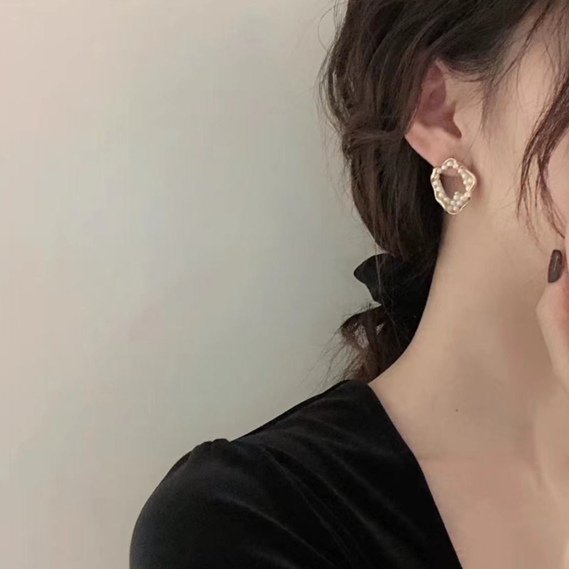 The 2025 new irregular conch pearl stud earrings are trendy Instagram-famous earrings, featuring a minimalist and luxurious style details Picture