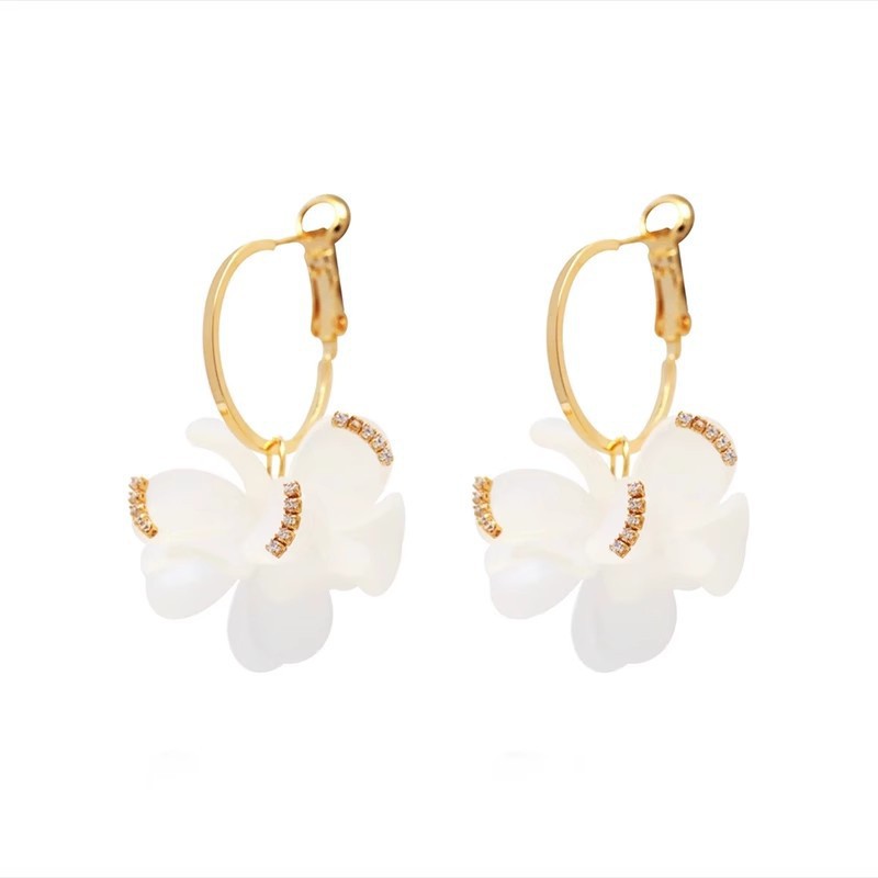 The super ethereal white petal earrings are a spring bestseller for women. The small chanel-style stud earrings exude a sense of sophistication and are versatile and elegant Item Picture