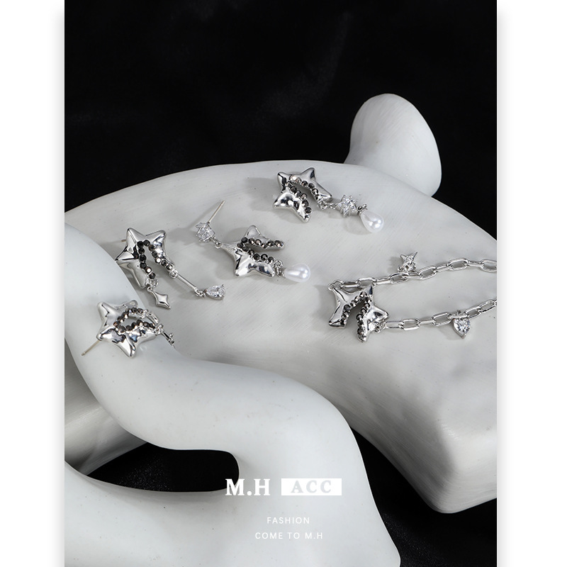The original design of the new Star Connection series features fashionable, versatile, elegant and high-end earrings, as well as a cool necklace, bracelet and ring Specification drawing