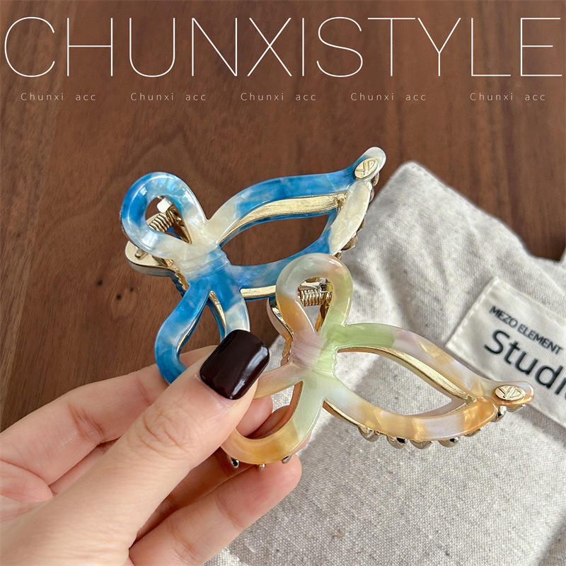 YD Acetate butterfly gripper, a fashionable and popular gripper, the shark clip at the back of the head, a high-end hair clip, a new versatile hair accessory Application Scenario