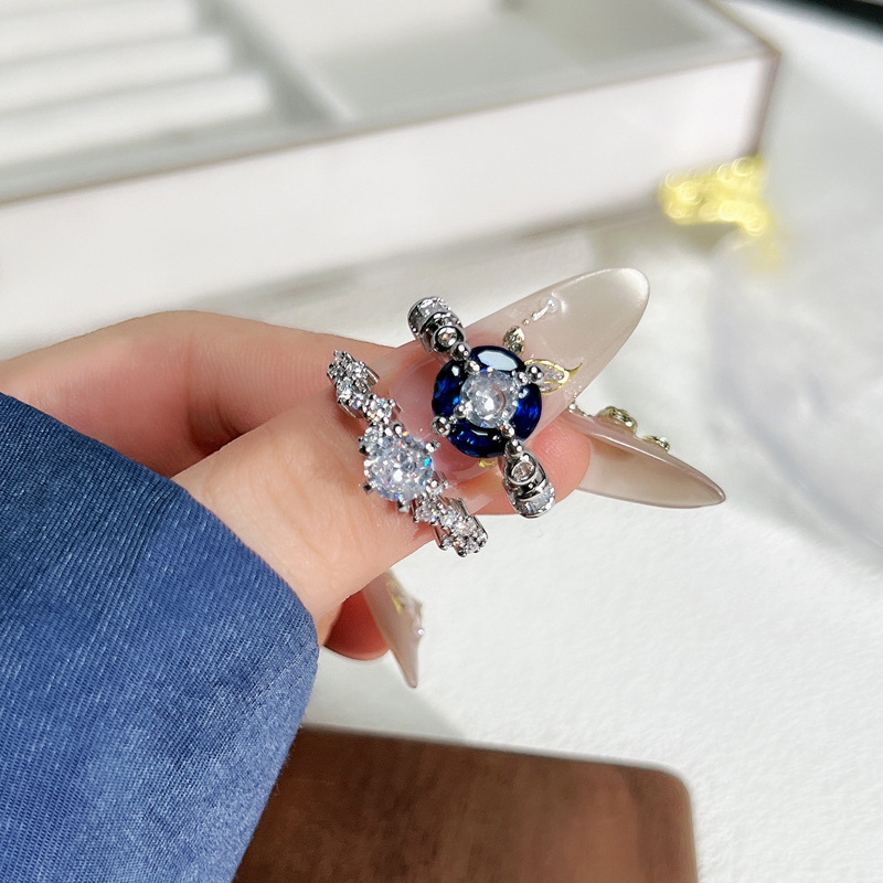 The retro and fashionable Klein Blue Planet ring for women is exquisite and fair, with a single diamond that exudes a unique, light luxury and high-end feel. It's a trendy index ring full figure