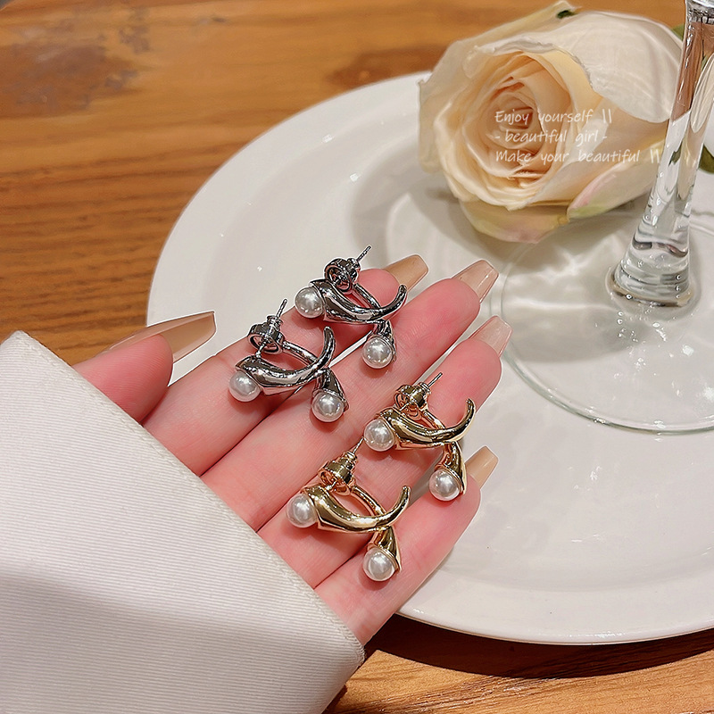 S925 Silver needle light luxury European and American back-hanging pearl earrings, a high-end women's, niche and elegant, versatile stud earrings accessory full figure