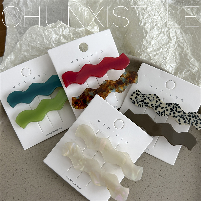 This is a new summer style hair clip in acetic acid green and white, featuring a minimalist Korean style and a cute girlish heart, just like the popular Instagram Application Scenario