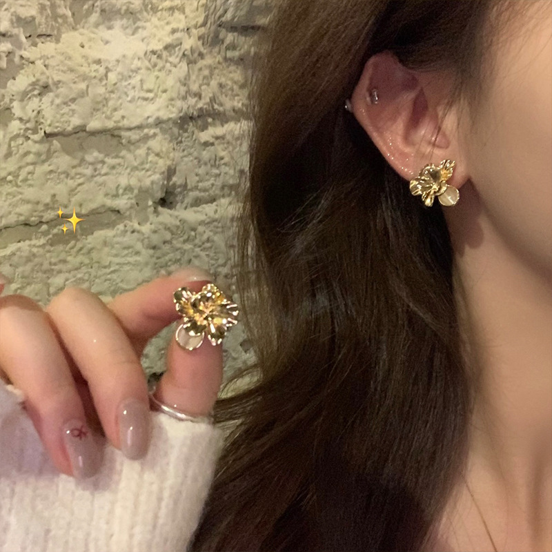 French retro metal cat's eye stone three-dimensional flower earrings, women's light luxury high-end design stud earrings details Picture
