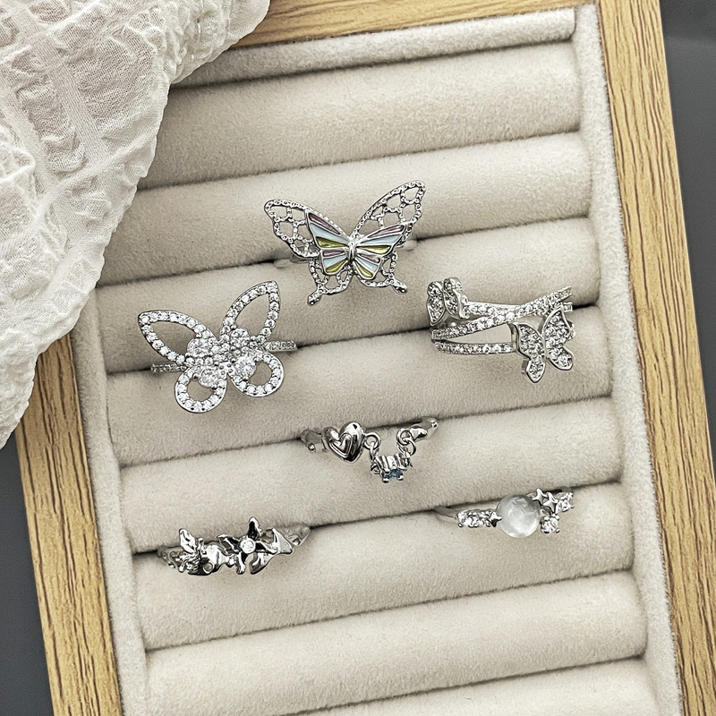 This super ethereal, sweet and colorful hollowed-out butterfly opening ring exudes a feminine charm, is fashionable, niche, light luxury and exquisite Specification drawing