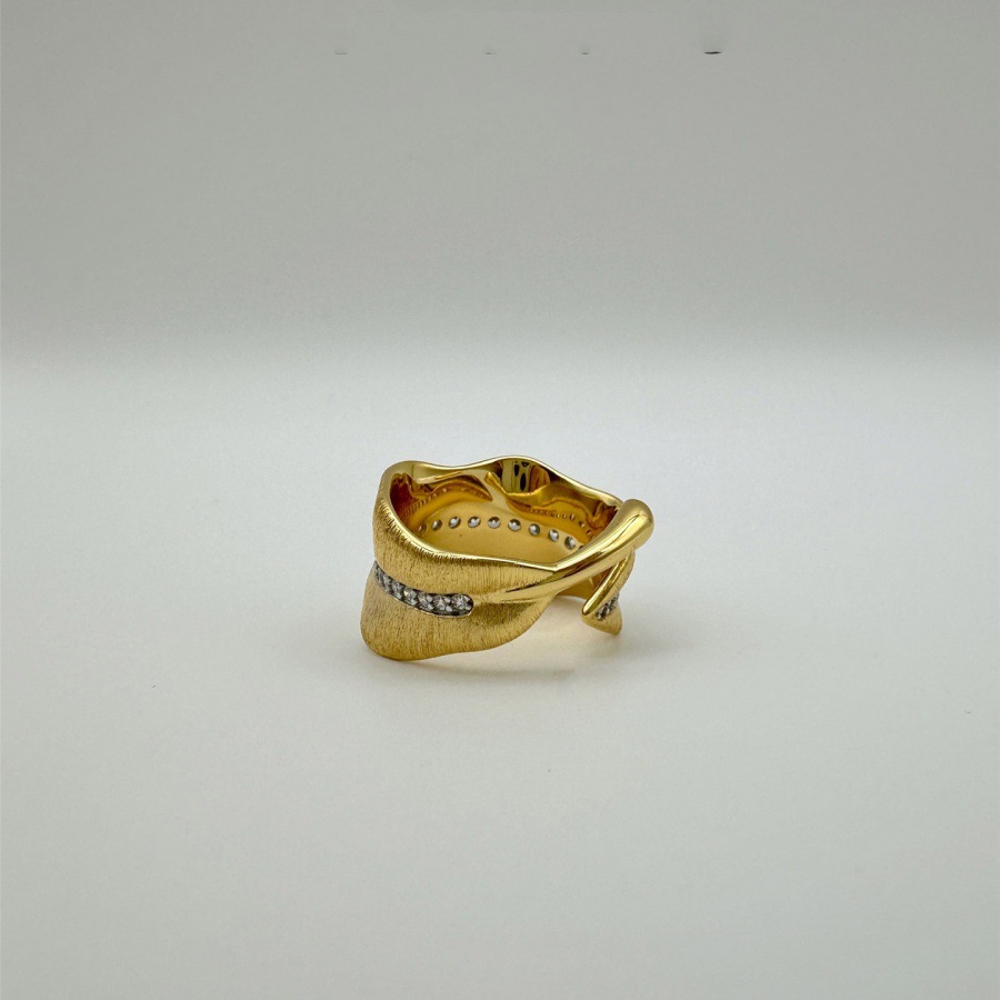 This light luxury retro brushed banana leaf zircon ring features a unique court style design for women, exuding a sense of sophistication and versatility Application Scenario