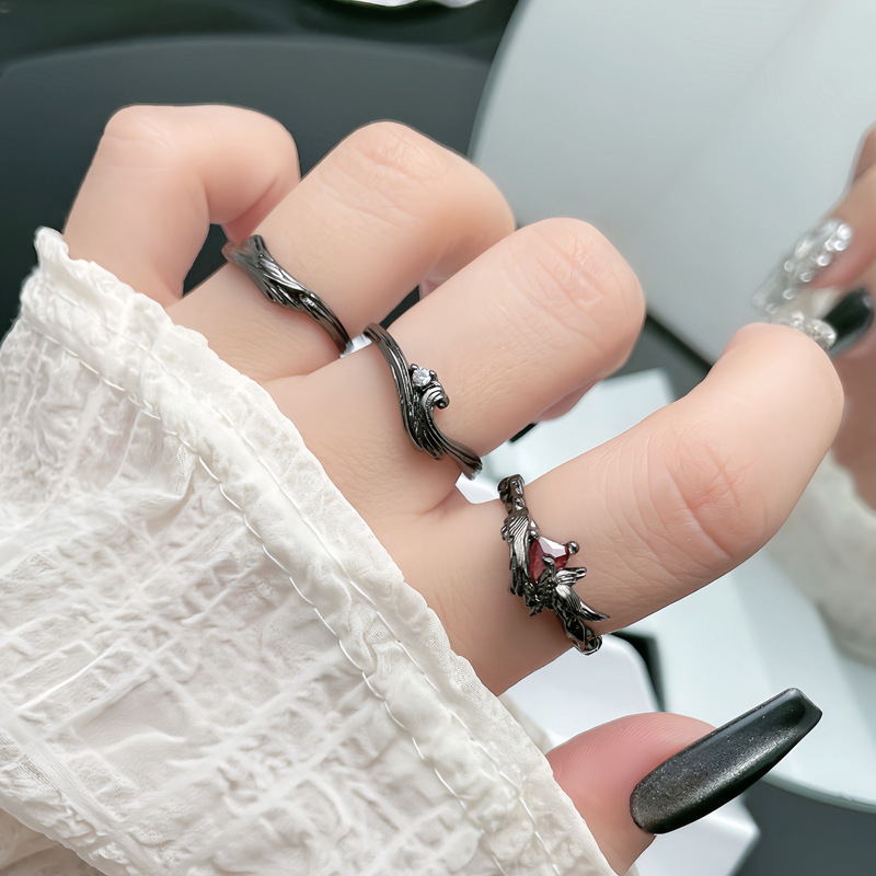 A niche dark style crow thorn personality open ring, a high-end female, sweet and cool, spicy girl, fashionable punk index finger ring details Picture