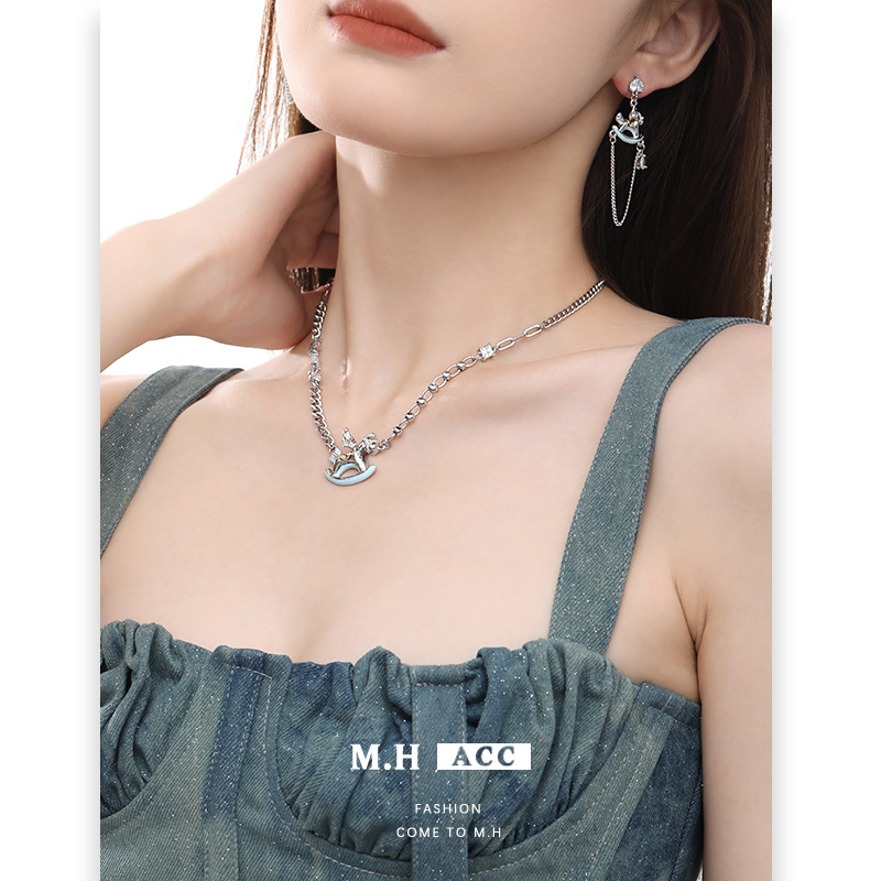 A simple and elegant wooden horse necklace that doesn't fade, a new summer collarbone chain for women. Original design, a unique and versatile necklace details Picture