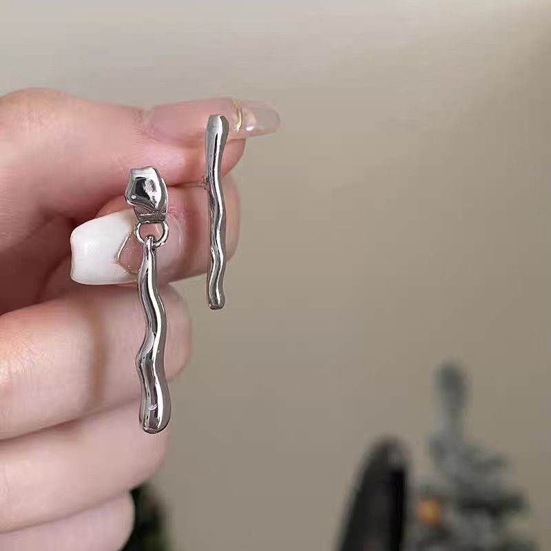 Niche design sense, minimalist style irregular earrings, a new trend in 2025, versatile and high-end stud earrings Application Scenario