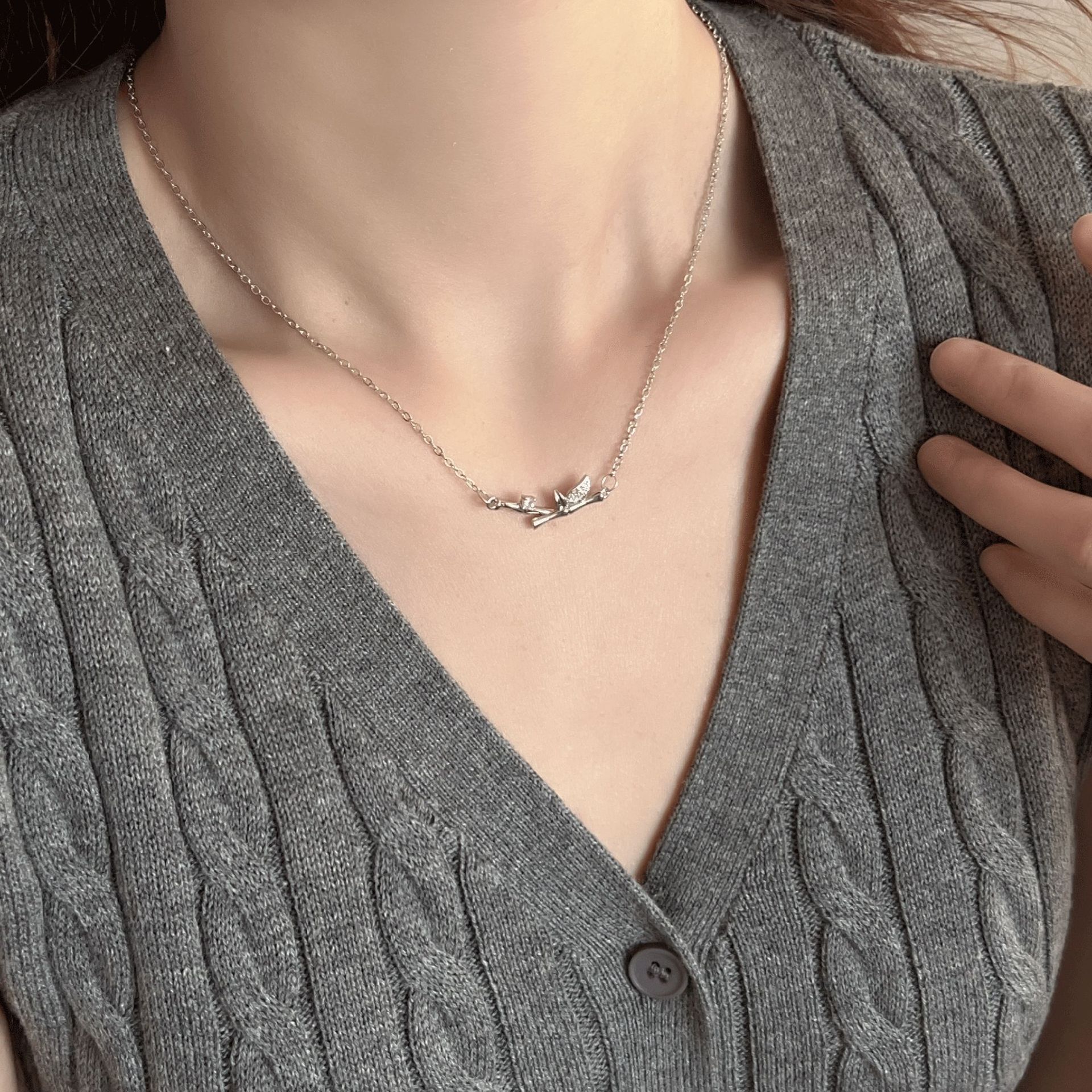 The bamboo joint necklace is a niche bamboo necklace with a design sense for women's summer. It's a new 2024 light luxury collarbone chain with a cold style details Picture