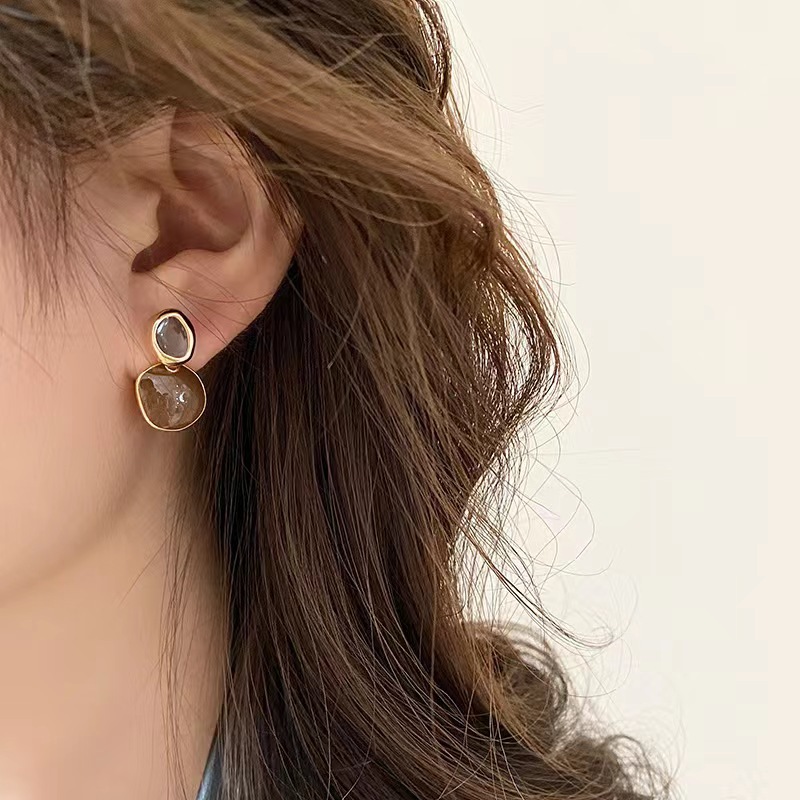 French retro caramel glaze stud earrings for women 2025 new, unique and niche spring and summer earrings with a light luxury and high-end feel full figure