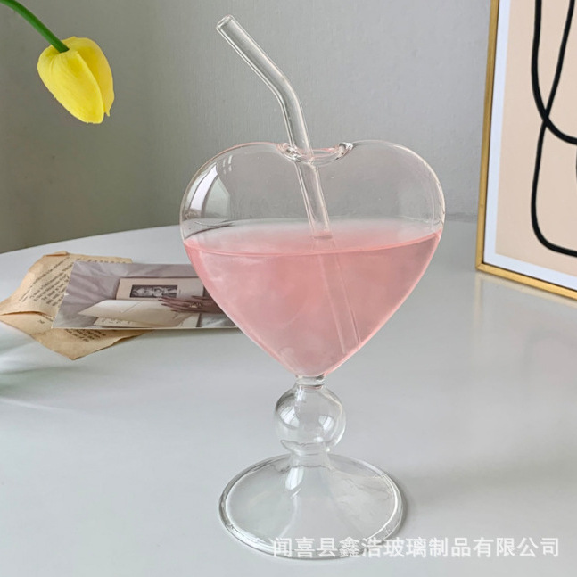 Ins-style modern heart-shaped cups, straw glass drinking cups, summer beverage juice cocktail cups, coffee cups Application Scenario