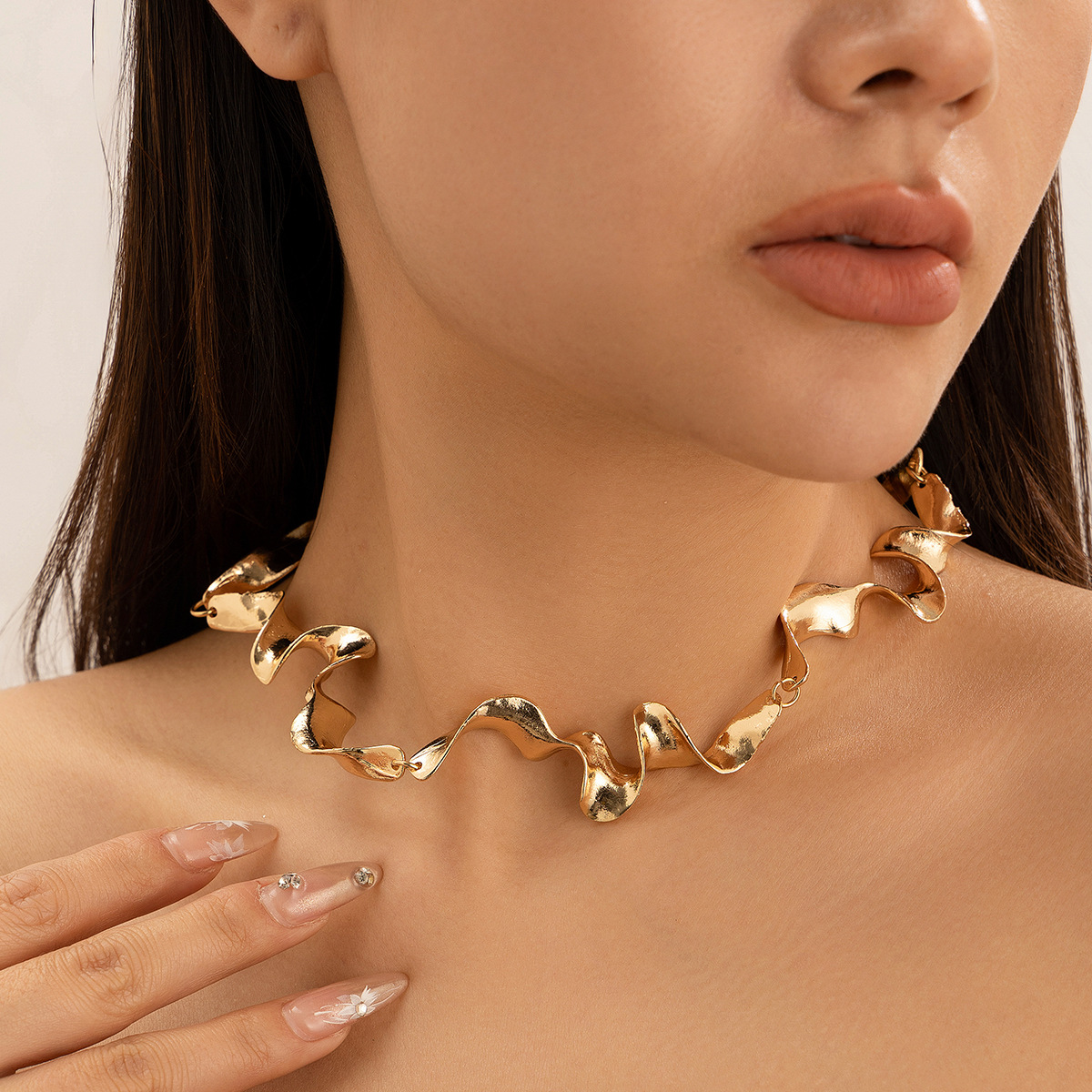 European and American cross-border liquid lava metal texture necklace for women, choker, cold style geometric twisted design sense necklace Application Scenario