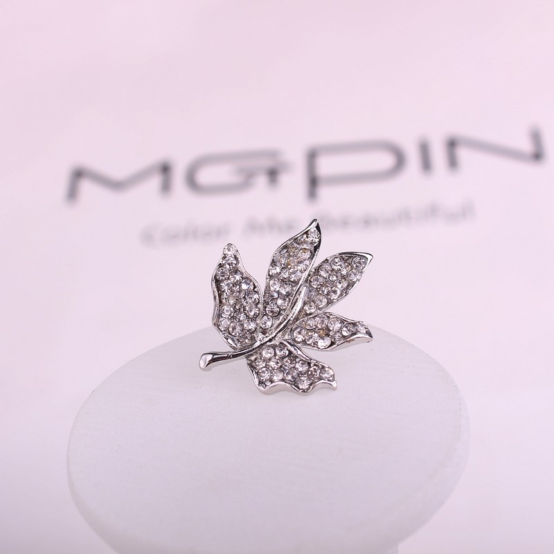 Z18 Yiwu Factory Direct sales of new Korean fashion and versatile full diamond maple leaf crystal brooches and brooches wholesale Specification drawing