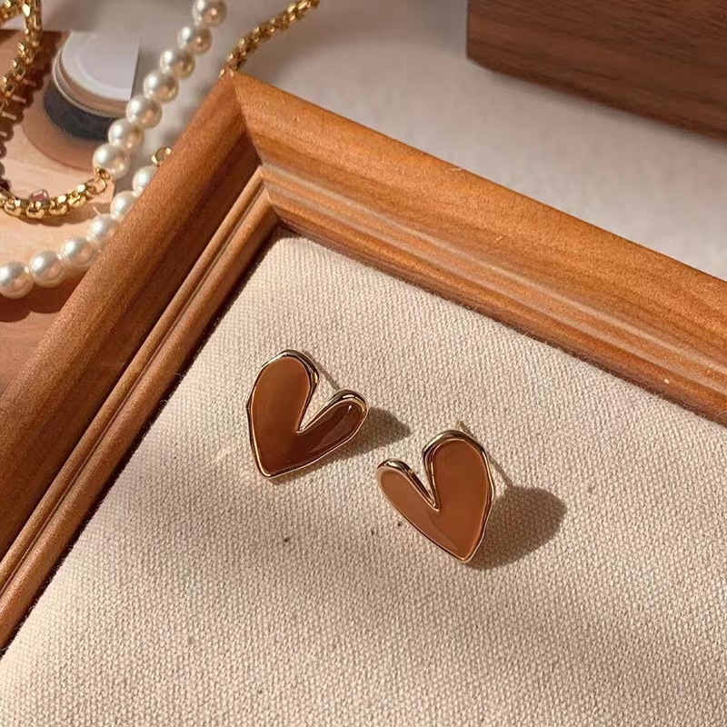 Maillard color series ~ New autumn and winter bestseller stud earrings for women, a niche, versatile, high-end and simple design earpiece on Instagram Application Scenario