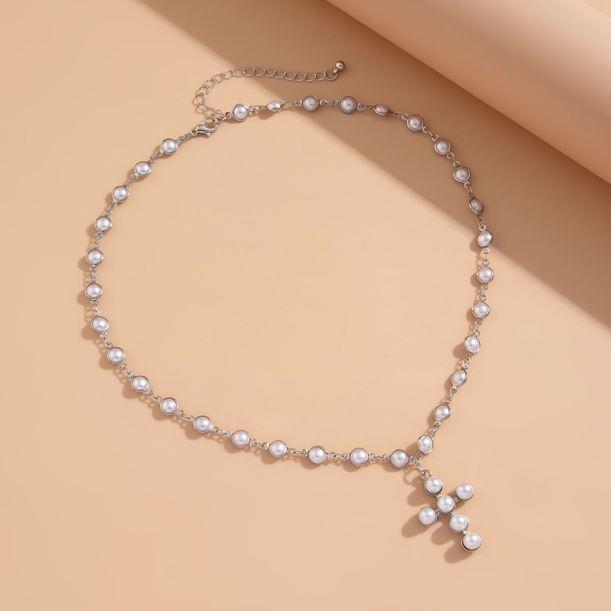 European and American cross-border jewelry, Gothic style cross alloy pendant necklace, fashionable imitation pearl beaded collarbone chain Application Scenario