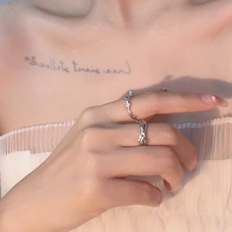 The Thorns Rose simple open ring is a niche design for women, exuding a sense of sophistication, individuality, fashion and light luxury, and is an ins style ring details Picture