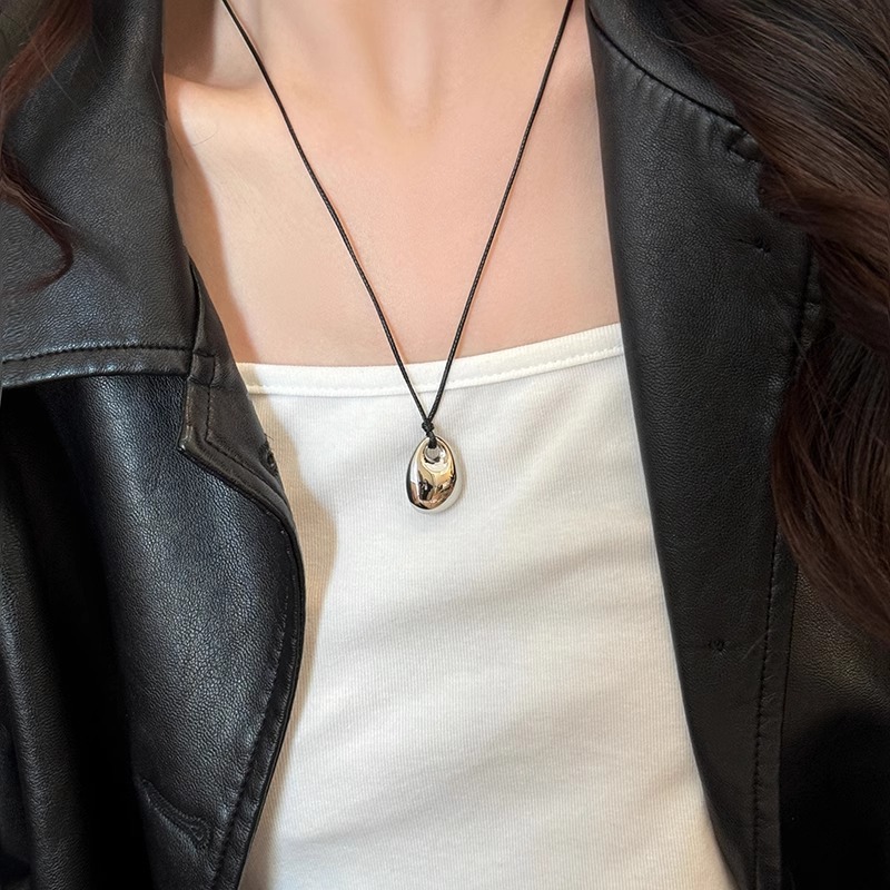 The blogger's same style golden bean black leather rope necklace, a unique, simple and sweet cool sweater chain new accessory for women full figure