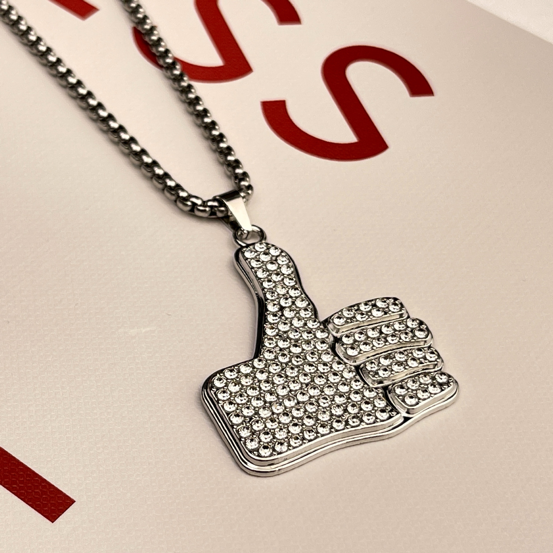 Wholesale of new cross-border European and American style diamond-encrusted thumb necklaces and fashionable hip-hop full-diamond finger pendants Application Scenario