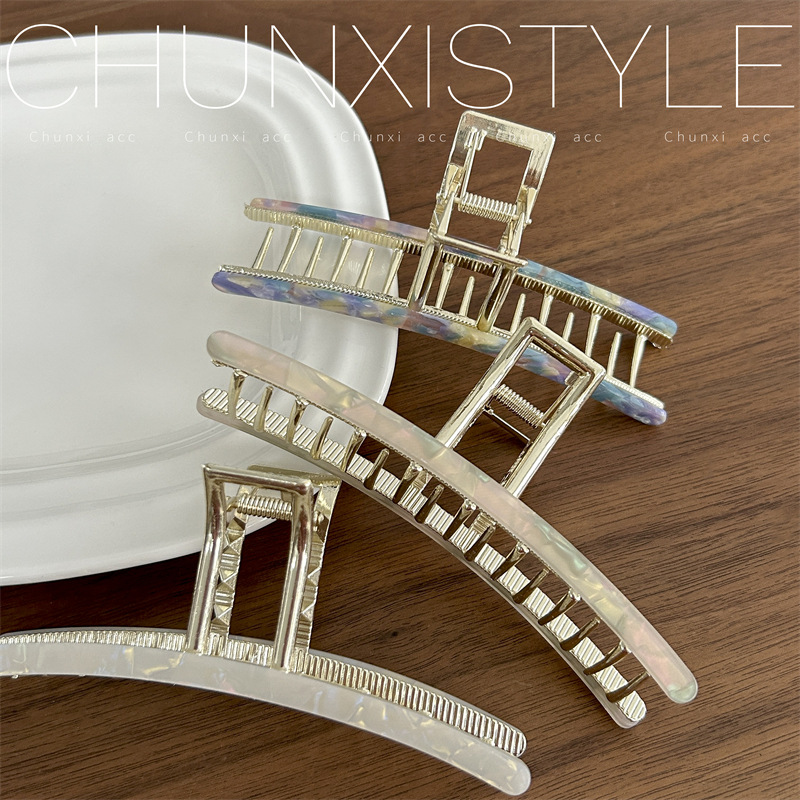 Extra-large size ~ Korean-style acetate hair clips for women's updo hair at the back of the head, with a high-end look. Shark clips for thick hair and elegant style Application Scenario
