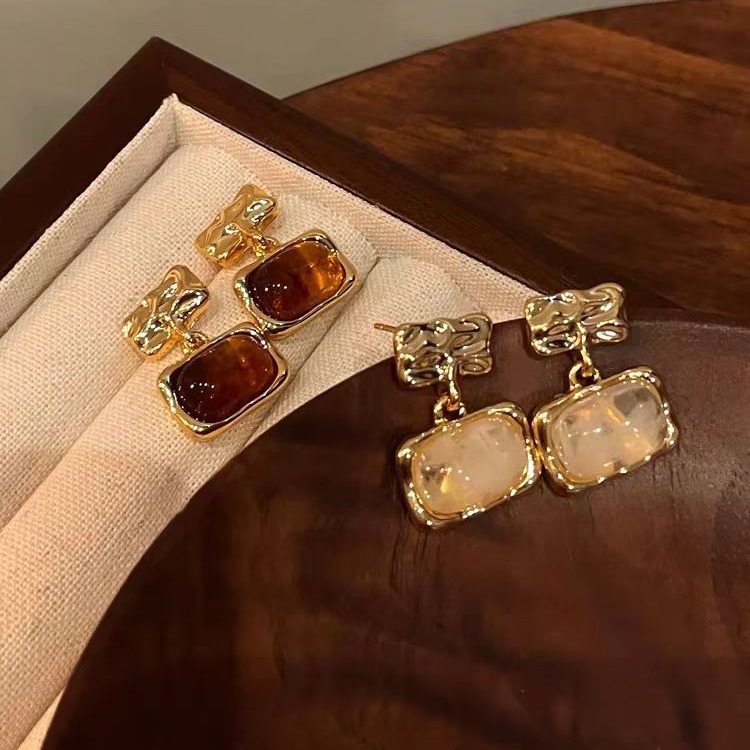 Who could not love it? Maillard amber earrings for autumn and winter, French retro, elegant and stylish, with a niche design and resin stud earrings Specification drawing