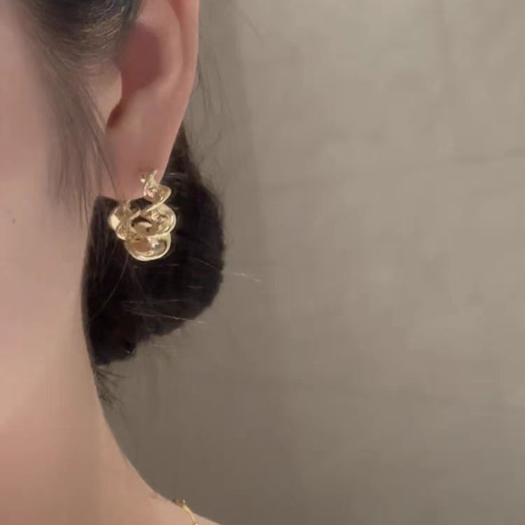 European and American style spiral design ear rings, fashionable and elegant, versatile earrings, niche and unique ear buckles, cold style earrings Application Scenario