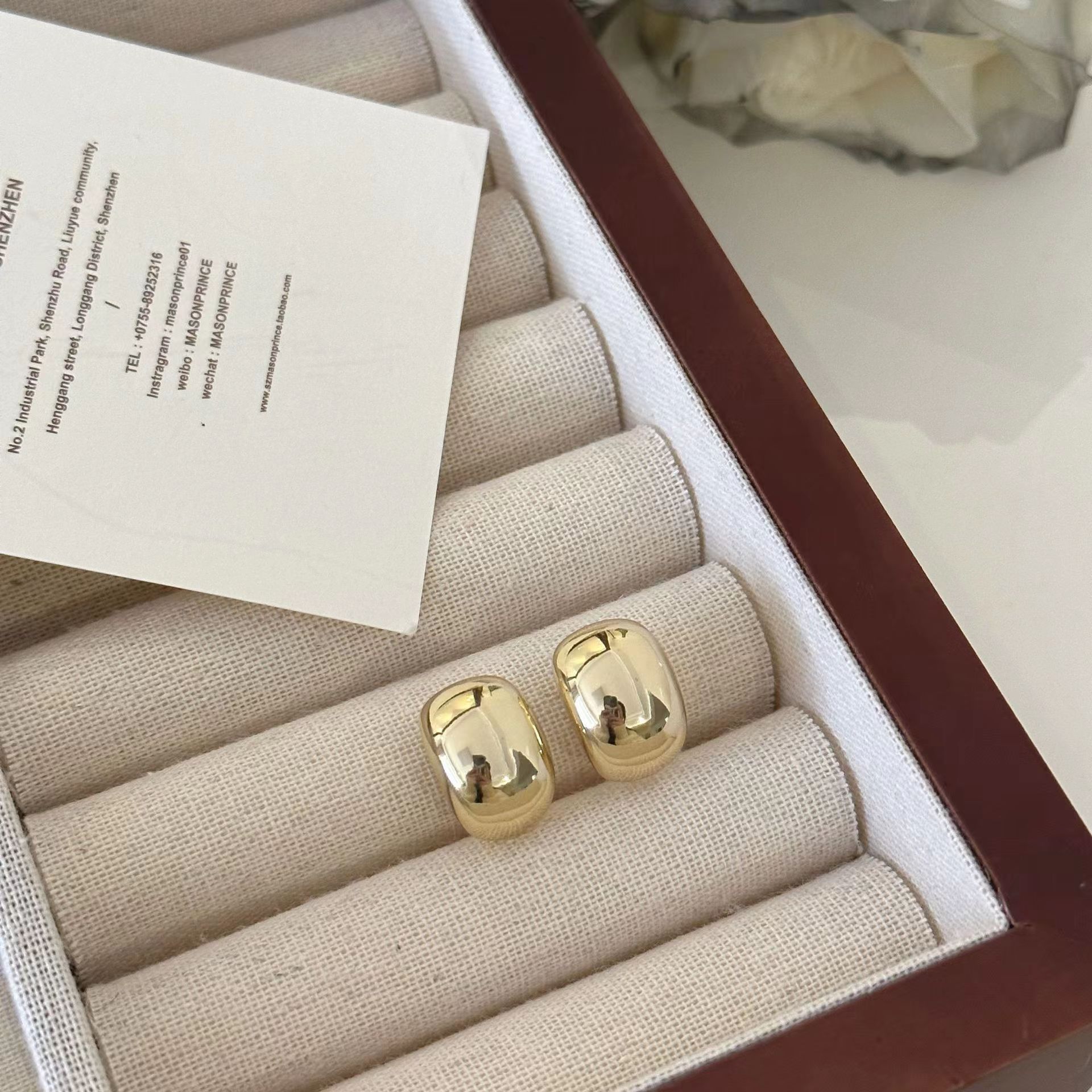 The new semi-round stud earrings for women in 2025 are fashionable, high-end, versatile and simple in design Application Scenario