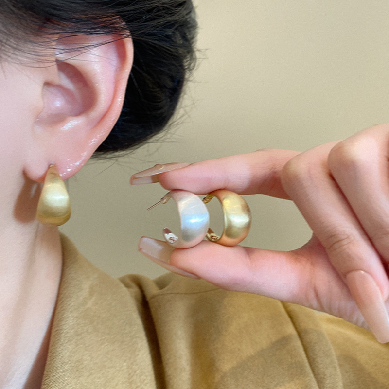 Metallic matte brushed circle earrings for women's autumn and winter, with a light luxury and high-end feel. Cold and stylish, trendy earrings details Picture