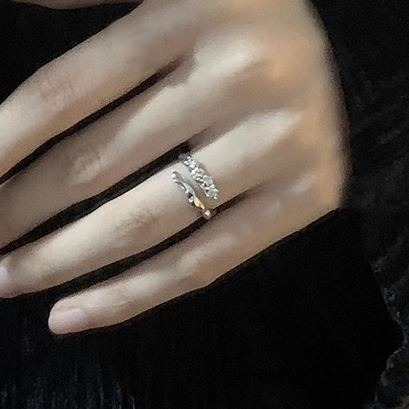The new, elegant and high-end, niche design of the red zircon open ring is a fashionable and cool ring trend for women Application Scenario