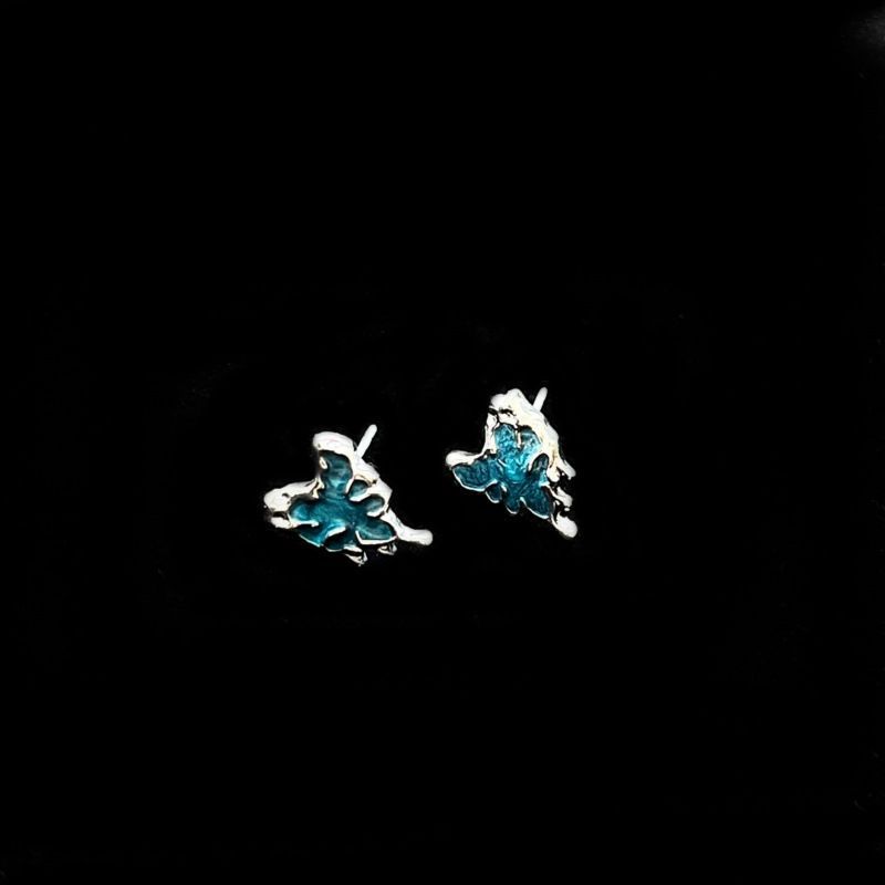 Liquid irregular glazed heart-shaped stud earrings for women, with a unique, versatile, fashionable, sweet and cool personality Application Scenario