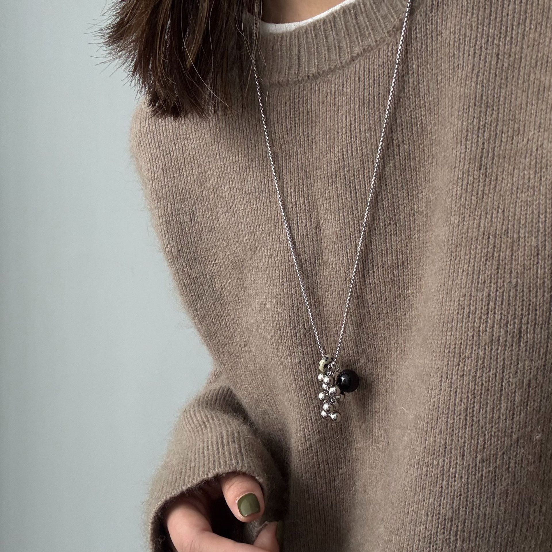 This is a versatile sweater chain with a tiger's eye titanium steel grape string and round ball design, which is the same style as a niche blogger. It's an ins fashion necklace Application Scenario