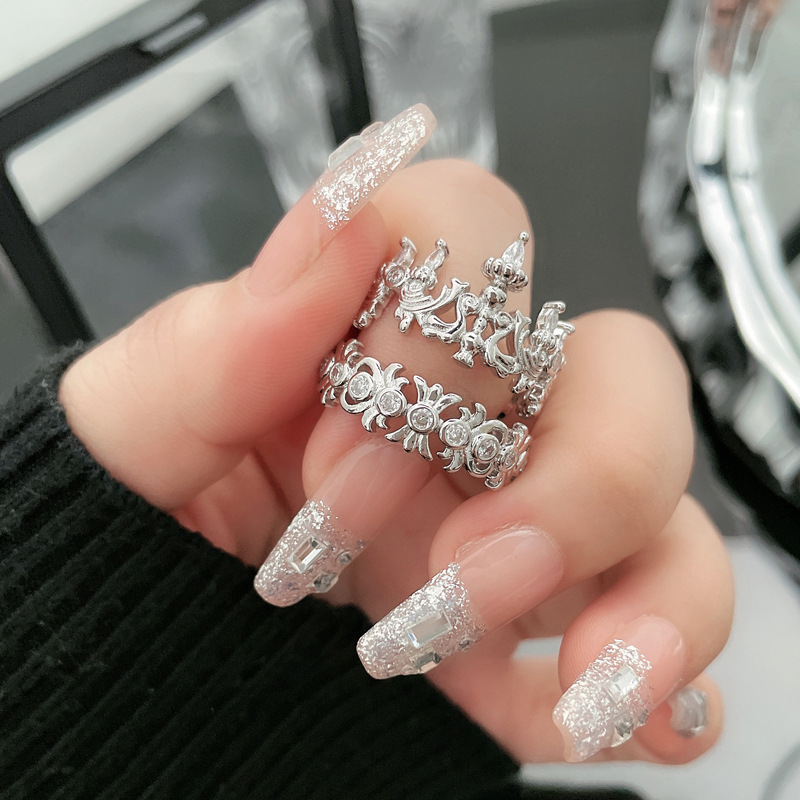 The ring is a delicate and niche design for women, with a cold style and a sense of high-end luxury. It is versatile and suitable for couples, featuring an irregular and fashionable style full figure