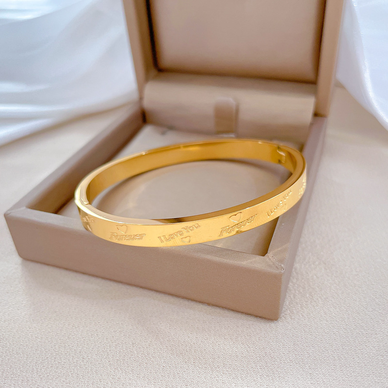 【 All-titanium Steel 】 European and American INS style heart-shaped titanium steel bracelet, minimalist cross-border retro fashionable stainless steel jewelry Application Scenario