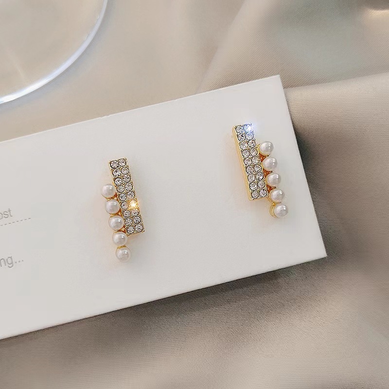 Japanese and Korean Instagram trendy and simple double-row diamond-encrusted pearl stud earrings for women, simple and versatile, high-end, light luxury and niche earrings Application Scenario