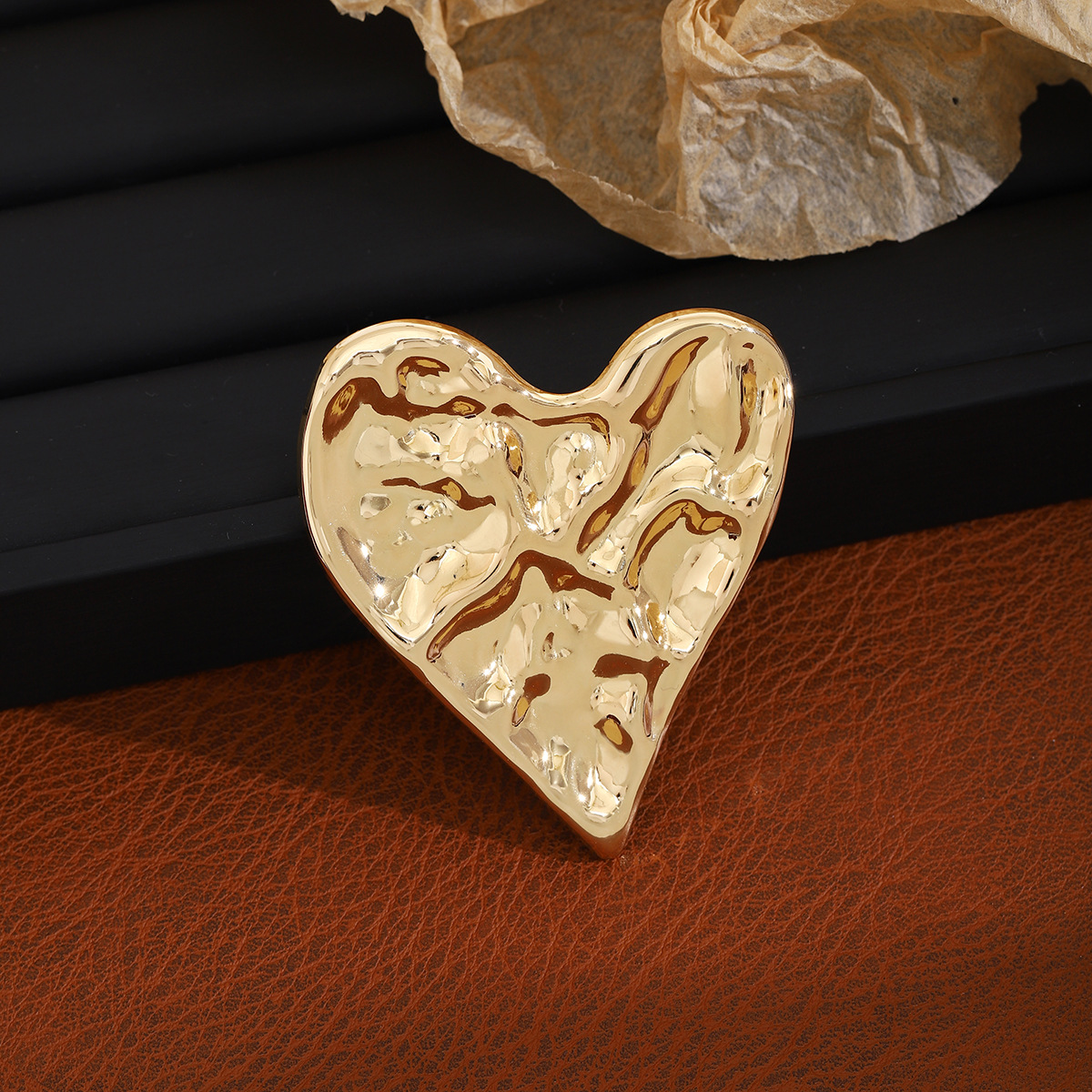European and American retro irregular pleated heart-shaped brooch, with a light luxury and high-end feel, metallic style and fashionable temperament, brooch pin Application Scenario