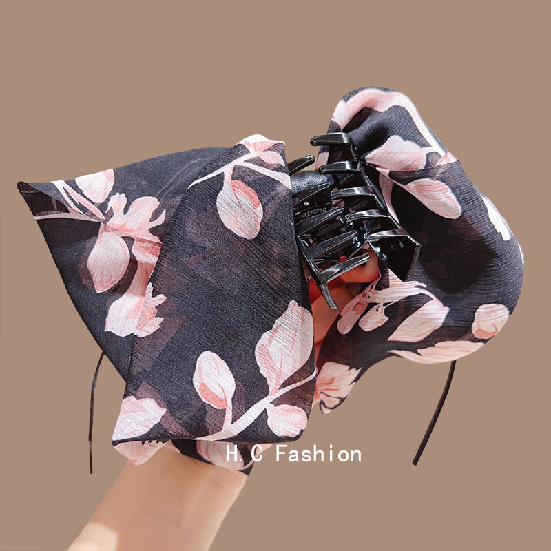 A new, elegant and sweet bow floral grabber with a gentle and refined style. It features a small ponytail at the back and a shark clip hair accessory details Picture