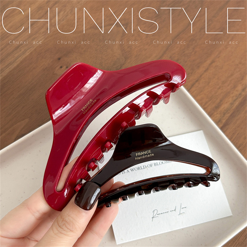 Korean ins arc-shaped high-end hairpin grab acetate 2024 new France shark hairpin grab hair accessory with cutout Application Scenario