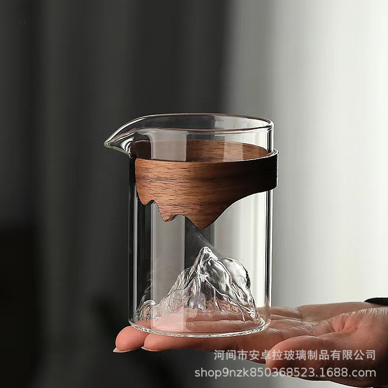 Large glass fair cup for viewing mountains, household anti-scald tea dispenser, thickened high borosilicate tea dispenser, public cup and tea strout set full figure
