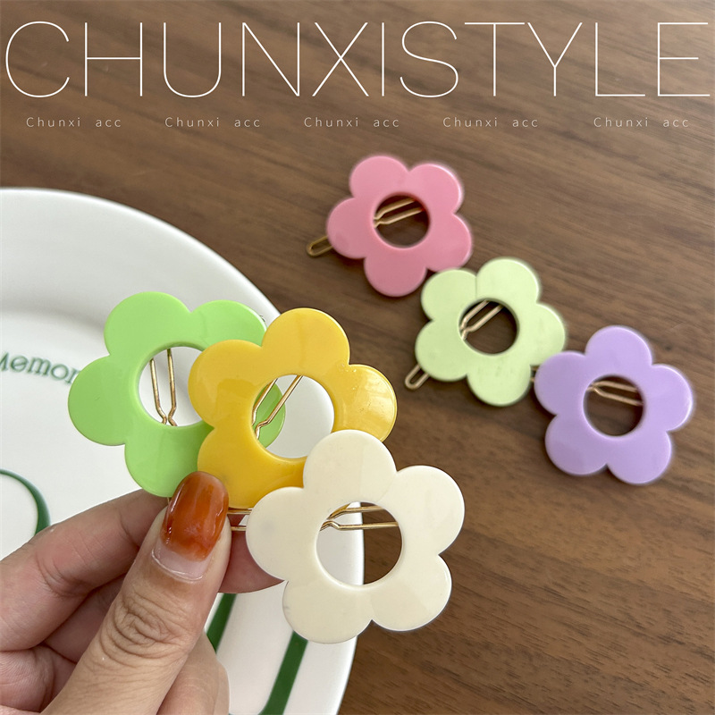 Acrylic flower clips, straight clips, children's and babies' hair clips, bangs clips, Korean ins girls' headwear and hair accessories Application Scenario