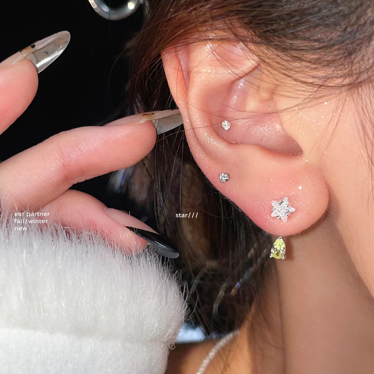 The cool zircon five-pointed star water drop tassel stud earrings are exquisite and small, with a unique design. The earrings are fashionable and simple full figure