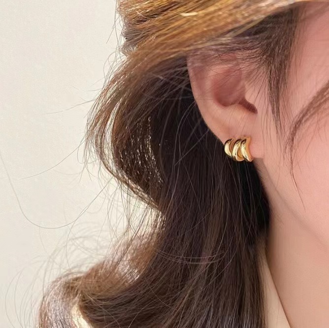The 2025 new best-selling three-layer ear ring earrings are a high-end, niche design for women. The stud earrings are elegant, versatile and simple Specification drawing