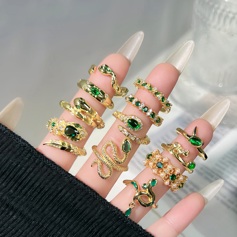A new mid-style green treasure snake opening ring, a gender-neutral and fashionable index finger ring in the shape of a snake for the zodiac year full figure
