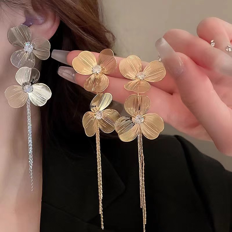 Golden flower tassel earrings for women, with a light luxury and high-end feel, are a new bestseller in 2025. The ear studs are a niche and unique style of earrings full figure
