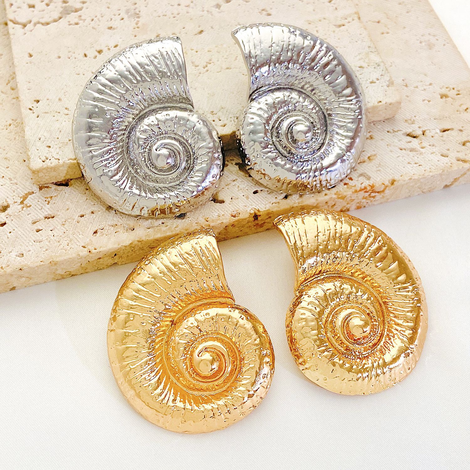 European and American beach-style conch stud necklace three-piece set, Bohemian holiday exaggerated fashion jewelry set for women Application Scenario