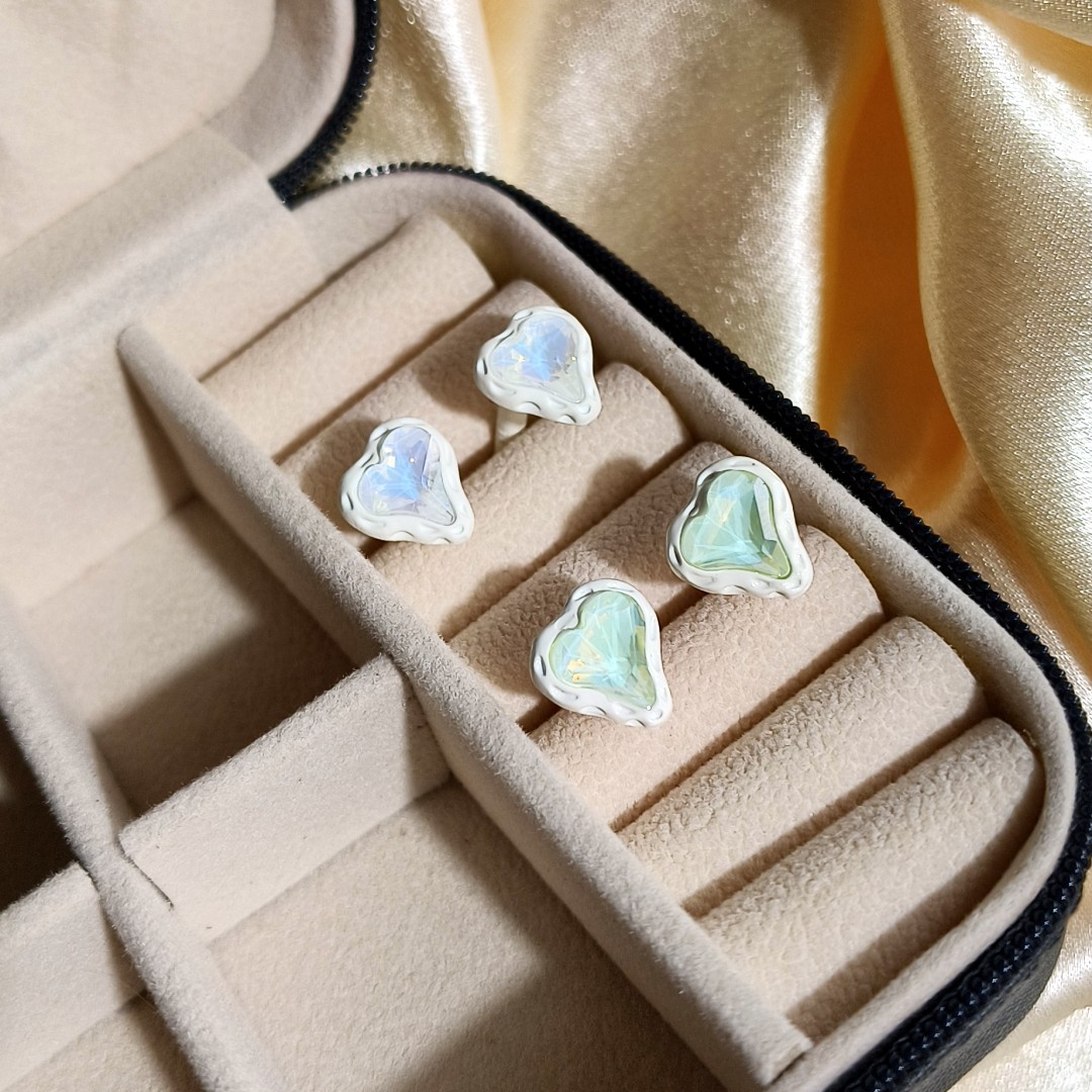 The new Korean version of the heart-shaped Aurora stud earrings for women in 2025 features a trendy, fresh, sweet, versatile and niche design Specification drawing