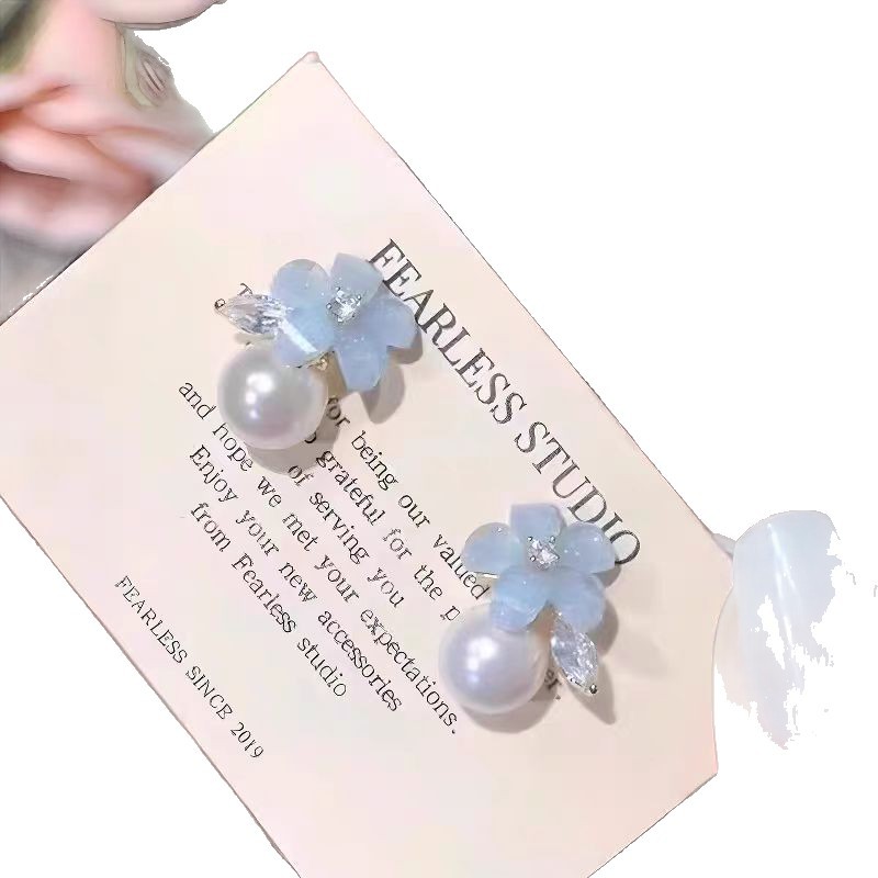 Forest-style fresh and light blue flower pearl stud earrings are fashionable and light luxury. They are a must-have gentle and versatile ear accessory for spring and summer Item Picture