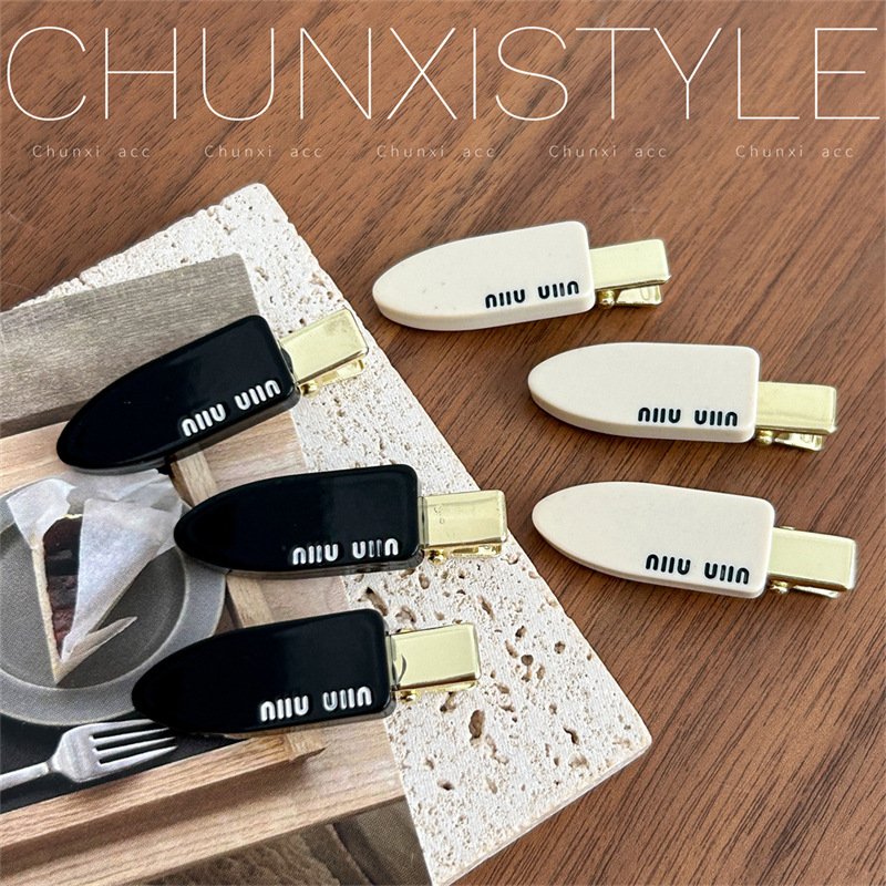 A new high-end forehead fringe clip headwear with a sweet and cool high-end look. It features a seamless acetic acid edge clip on the side of a girl's hair details Picture