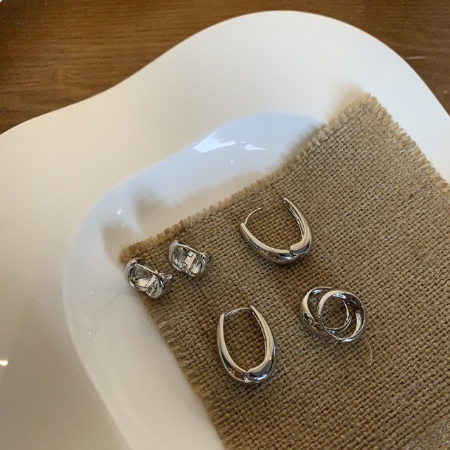 New circular ear buckles with a unique and niche design, exquisite and small earrings, versatile and simple stud earrings and earrings for women Specification drawing